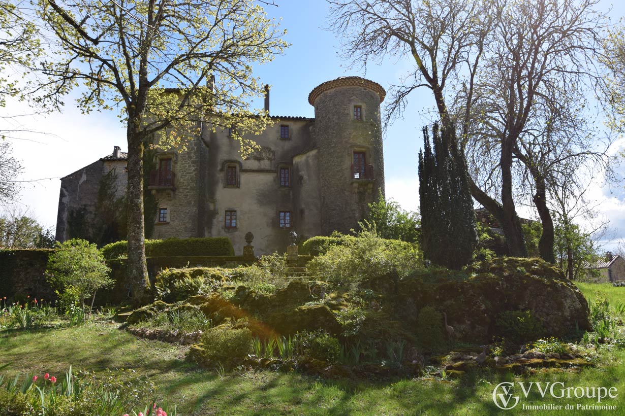 Château du 12ème siècle rénové, 8 chambres, dans un village Le-Caylar-Hérault