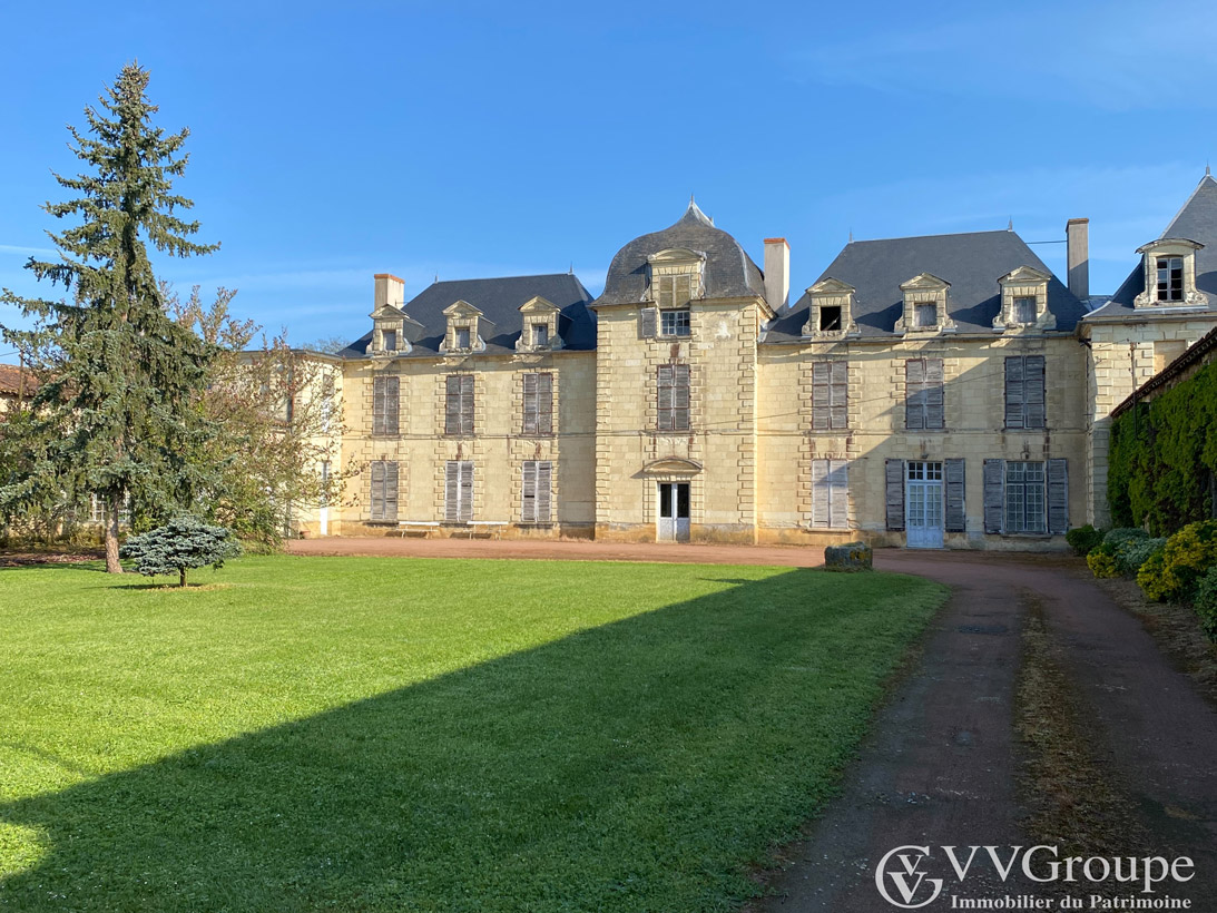 Château du 17ème siècle de 741 m2 environ à rénover sur 26 hectares secteur Thouars