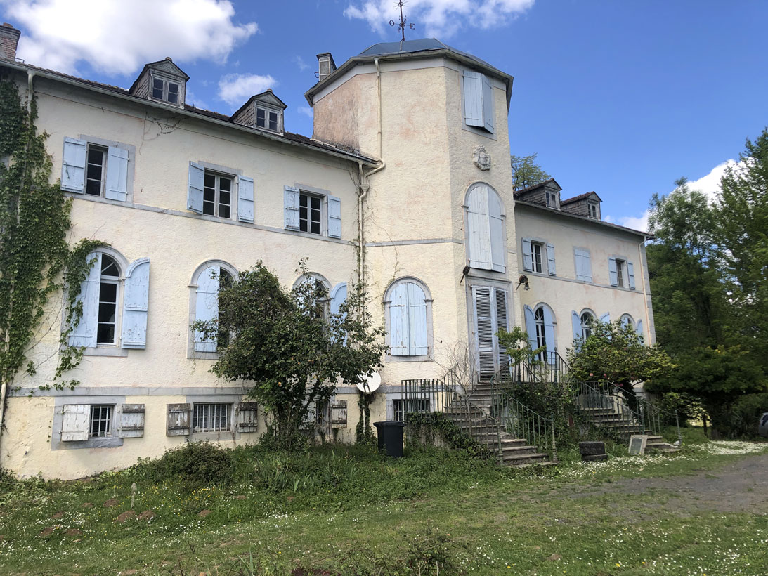 Château du 19ème siècle de 750 m2 à restaurer sur 33 hect, rivière secteur Béarn