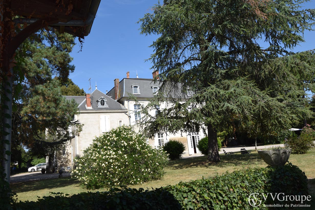 Manoir du 17ème siècle rénové avec 7 gîtes, une piscine, une grange sur 1,1 hectare.