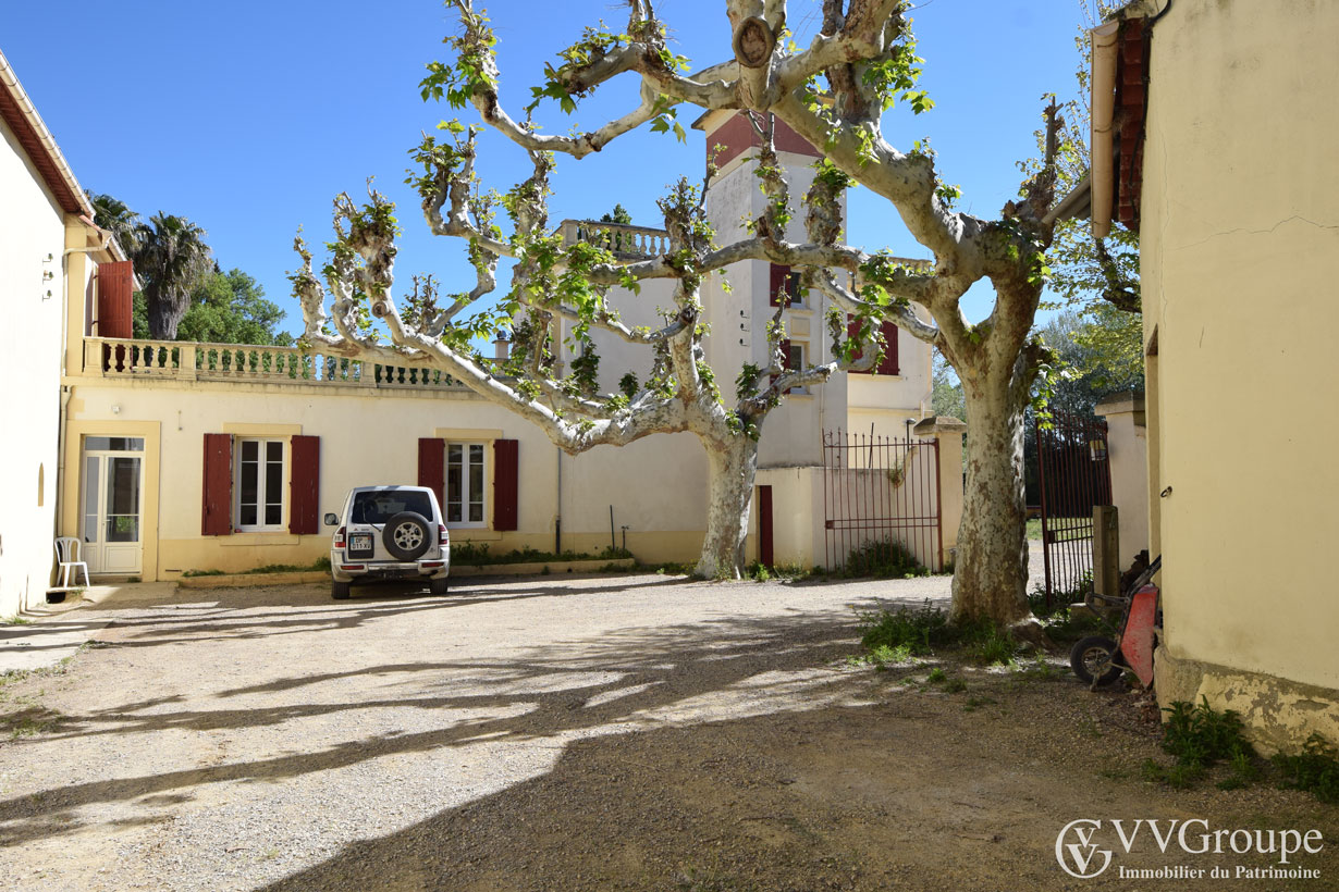 Domaine du 19ème siècle de 1465 m2, 2 gîtes, piscine sur 2,8 hectares Narbonne