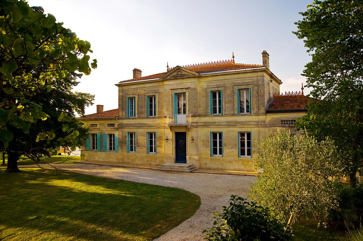 Domaine viticole de 26 hectares avec un château bordelais, ses chais côte de Bourg