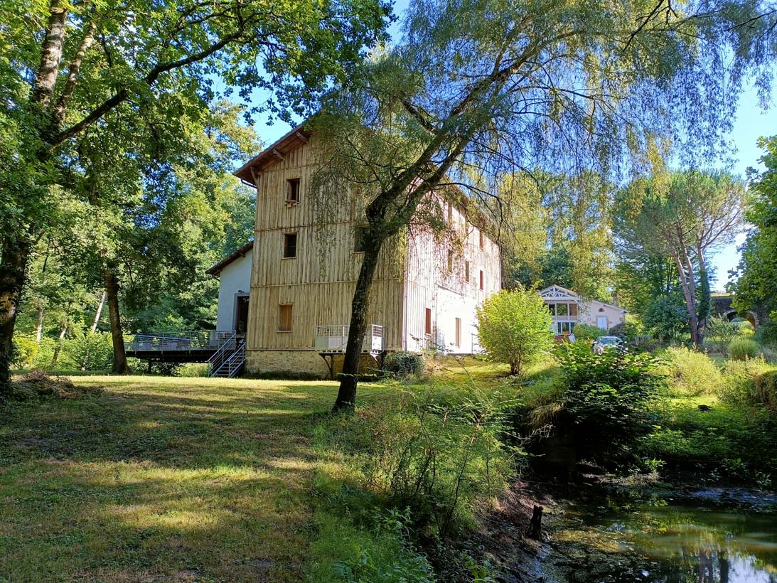 Domaine du 15ème siècle avec un moulin, une ferme landaise, une rivière sur 2,4 hect