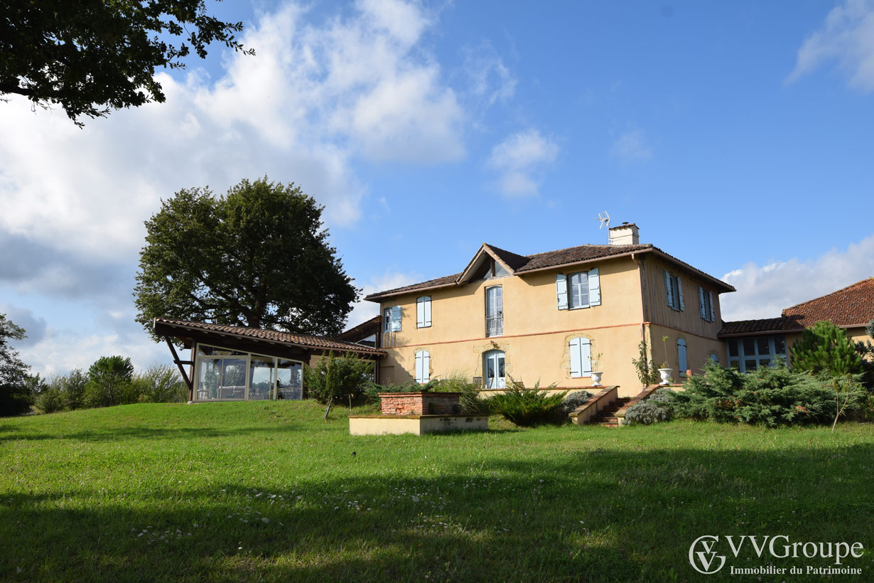 Maison de maître du 19ème de 552 m2, une piscine intérieure chauffée sur 2,2 hectares